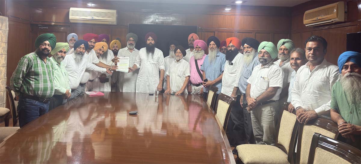 Delegation of Gurdwara Singh Sabha Society Sector 89 and Sector Residents met MP Malvinder Singh Kang